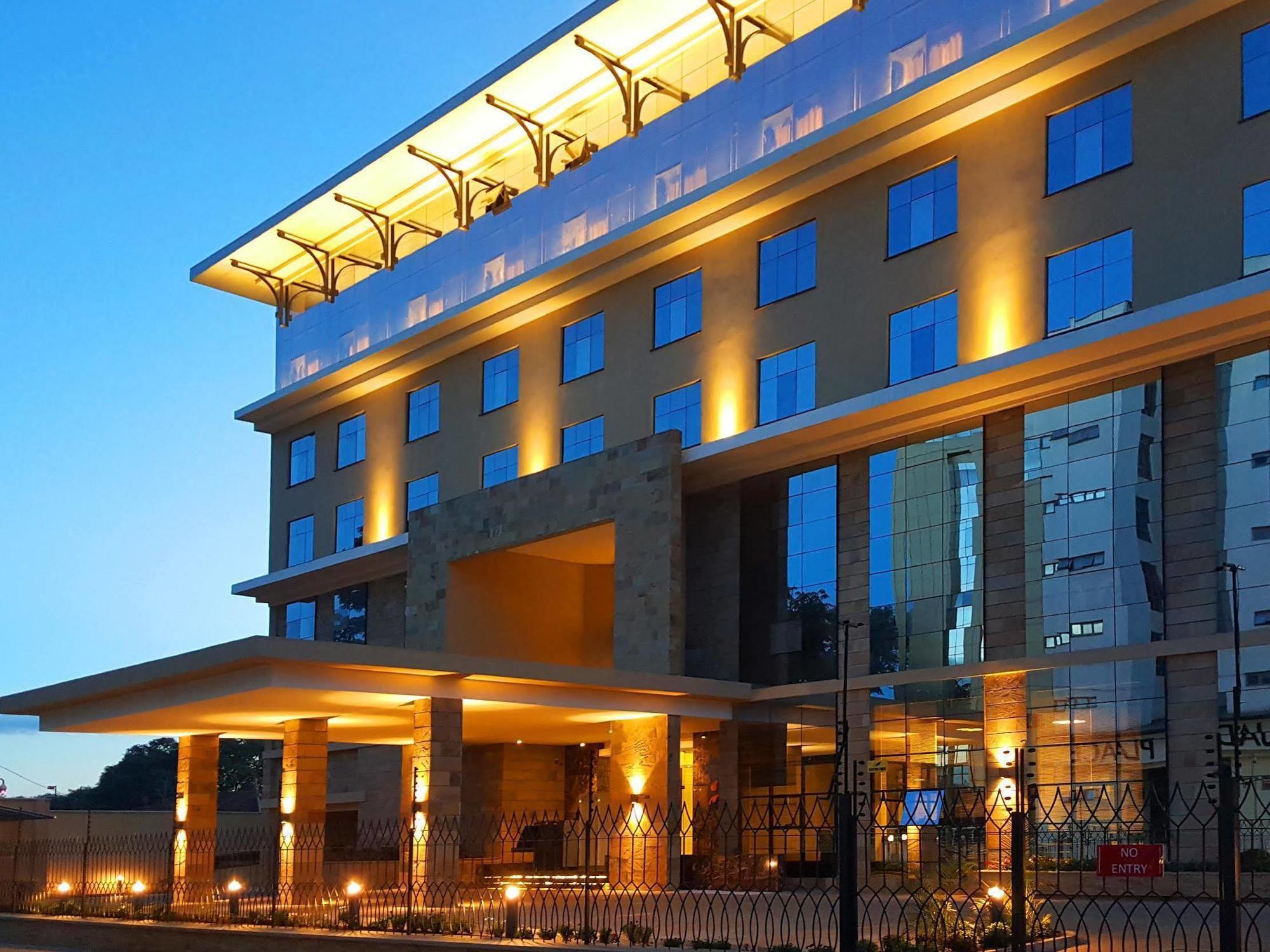 Doubletree By Hilton Nairobi Hotel Exterior foto